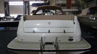 achterzijde boot met zwemplateau in showroom