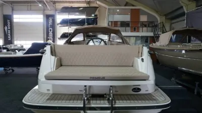 achterzijde van boot in showroom
