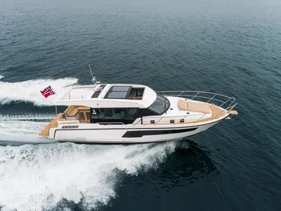 motorjacht op open water met cabine