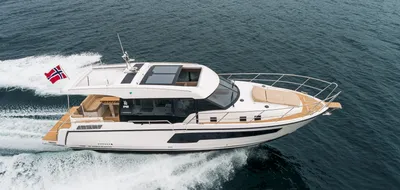 motorjacht op open water met cabine