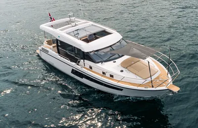 wit motorjacht op open water