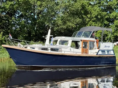 motorkruiser op rustig water