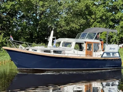 motorjacht in het water langs oever