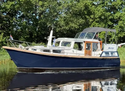 motorjacht in het water langs oever