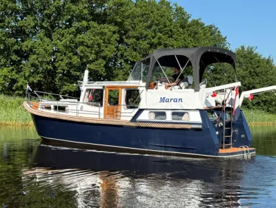 motorkruiser op kalm water