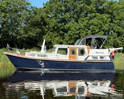 motorkruiser op rustig water