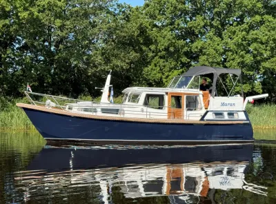 motorkruiser op rustig water