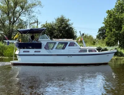 wit motorjacht op rustige rivier
