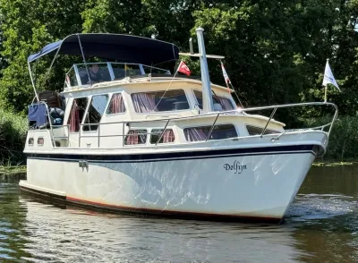 motorjacht op rustig water met bomen