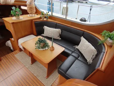 interieur salon met zithoek en tafel