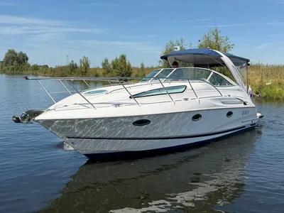 witte speedcruiser op rustig water