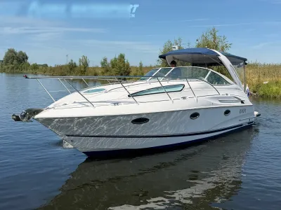 witte speedcruiser op rustig water