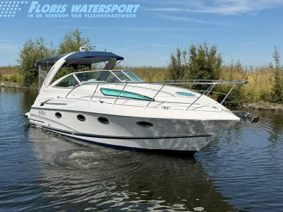 witte speedcruiser op rustig water