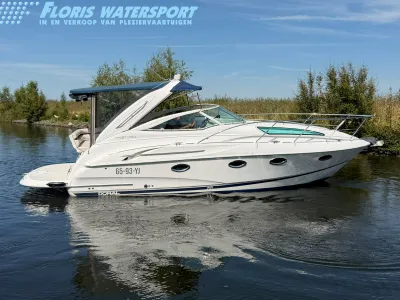witte speedcruiser op rustig water