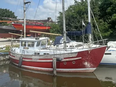 motorsailer afgemeerd in haven