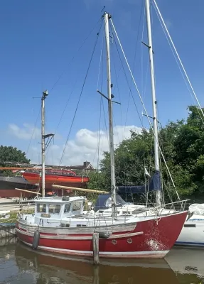 motorsailer afgemeerd in haven