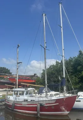 rood zeiljacht afgemeerd in jachthaven