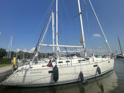 zeiljacht afgemeerd in haven