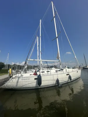 zeiljacht afgemeerd in haven
