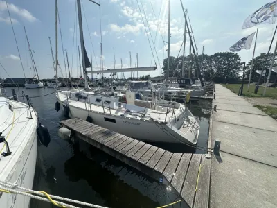 zeiljacht in een jachthaven