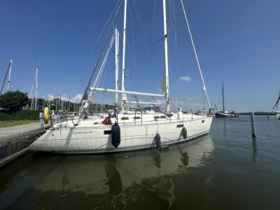 zeiljacht aangemeerd in jachthaven