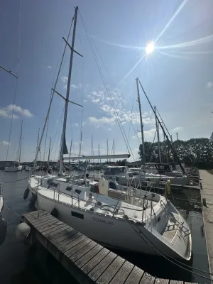 zeiljacht aangemeerd in jachthaven