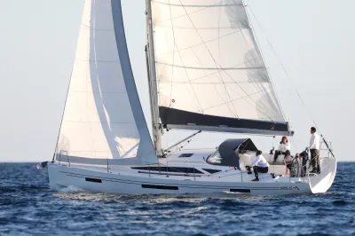 zeiljacht met bemanning op open water