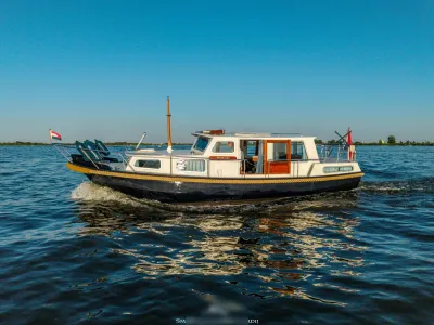 stalen achterkajuitkruiser op het water