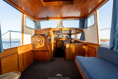 houten interieur met stuurstand