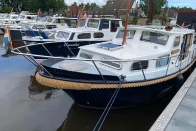 blauwe motorboot afgemeerd in een jachthaven