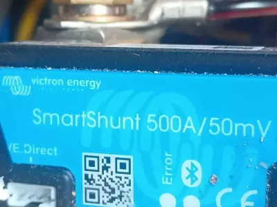 blauw elektrisch accushunt met label