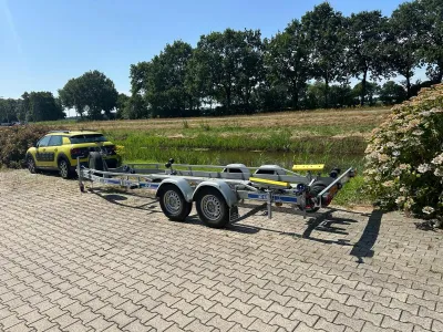 boottrailer geparkeerd bij water en auto