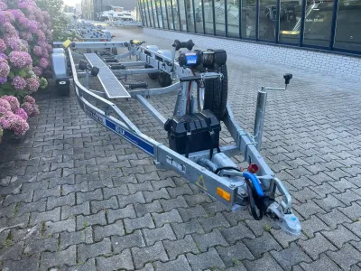 aanhangwagen voor boot op bestrating
