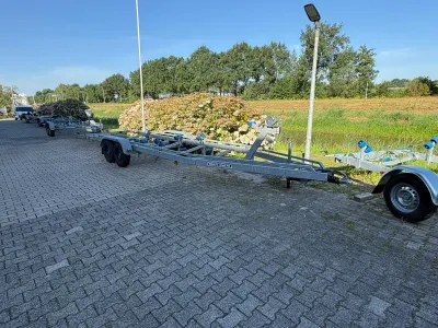lange botentrailer op stenen oprit