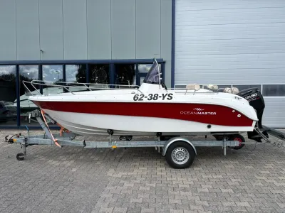 boot op trailer bij bedrijfsgebouw