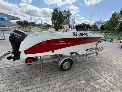 rood-witte consoleboot op trailer