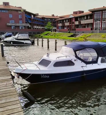 kajuitboot afgemeerd bij steiger