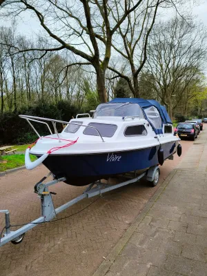 kajuitboot op trailer langs straat