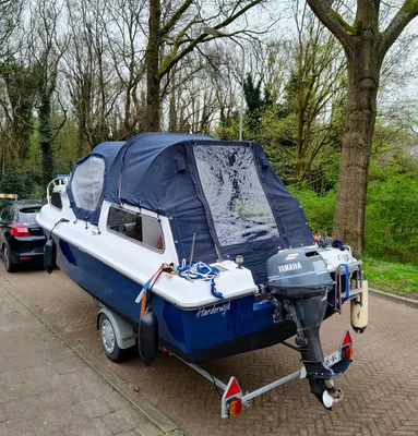 kajuitboot op trailer geparkeerd