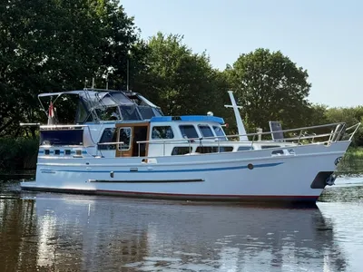 wit motorjacht op rustig water