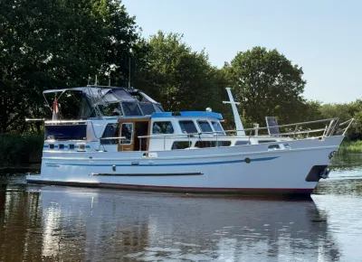 wit motorjacht op rustig water