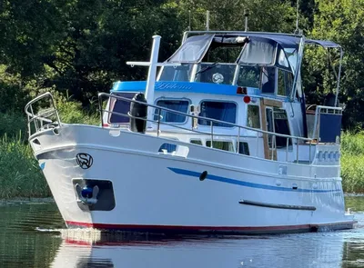 witte motorboot op rustig water