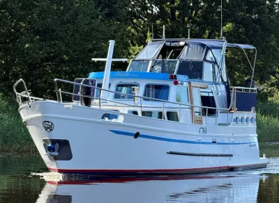 witte motorboot op rustig water