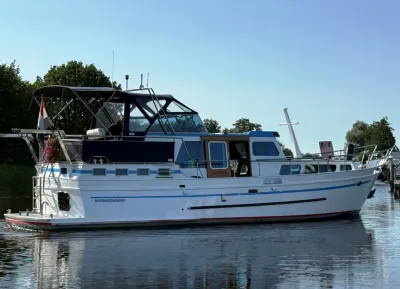 motorjacht in het water, zijaanzicht