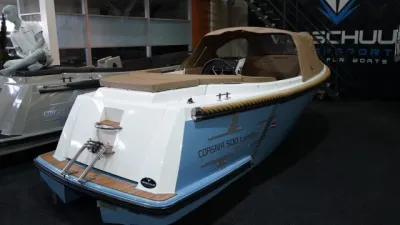 lichtblauwe tender in showroom