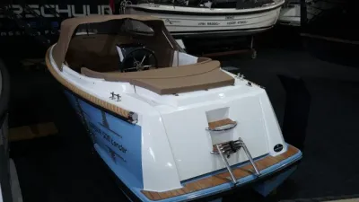 lichtblauwe tender in showroom achterkant