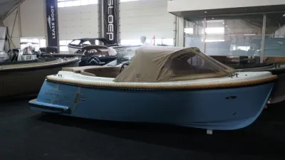 lichtblauwe tender in showroom