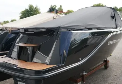zwarte tender op trailer buiten