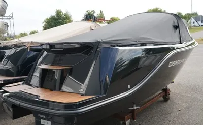 zwarte tender met afdekking op trailer