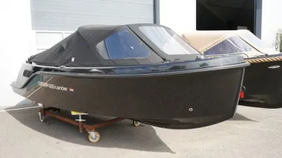 zwarte tender op trailer bij showroom